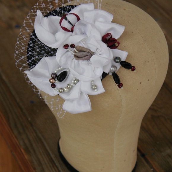 Vintage inspired fascinator with handmade flowers - Picture 4 of 8